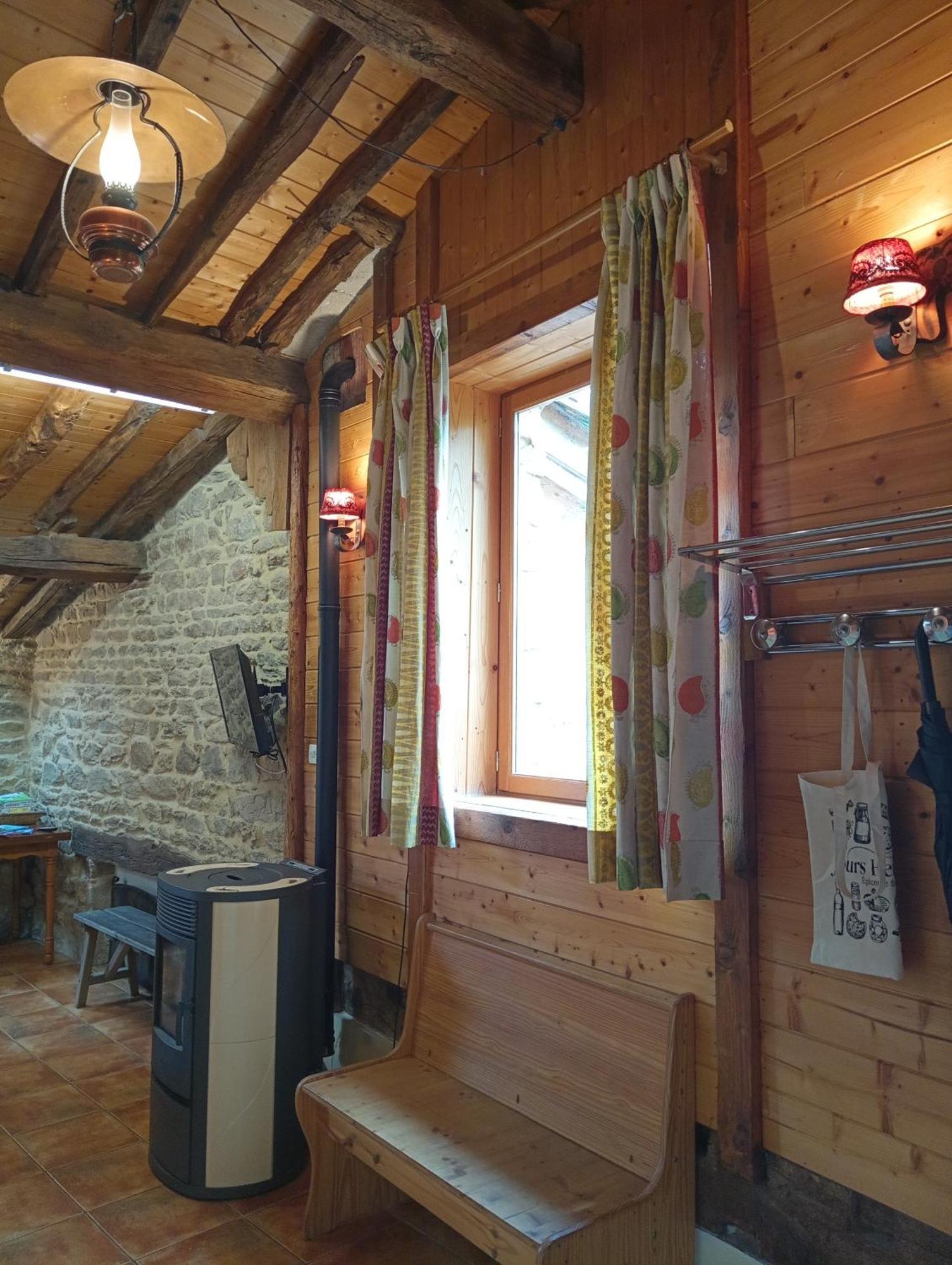 Gites Des Esselards Yzeron Quarto foto
